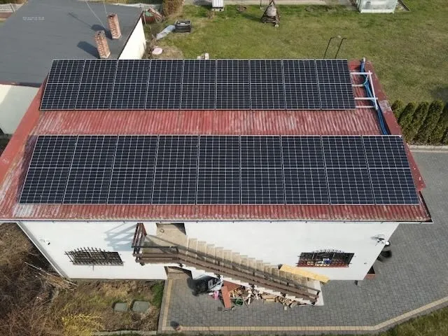 Instalacja PV na dachu sfotografowana z drona