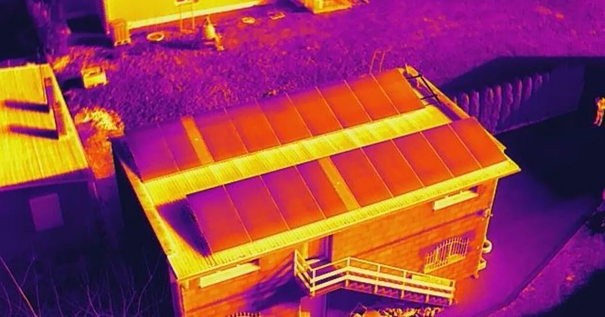 Obraz termowizyjny instalacji PV z drona